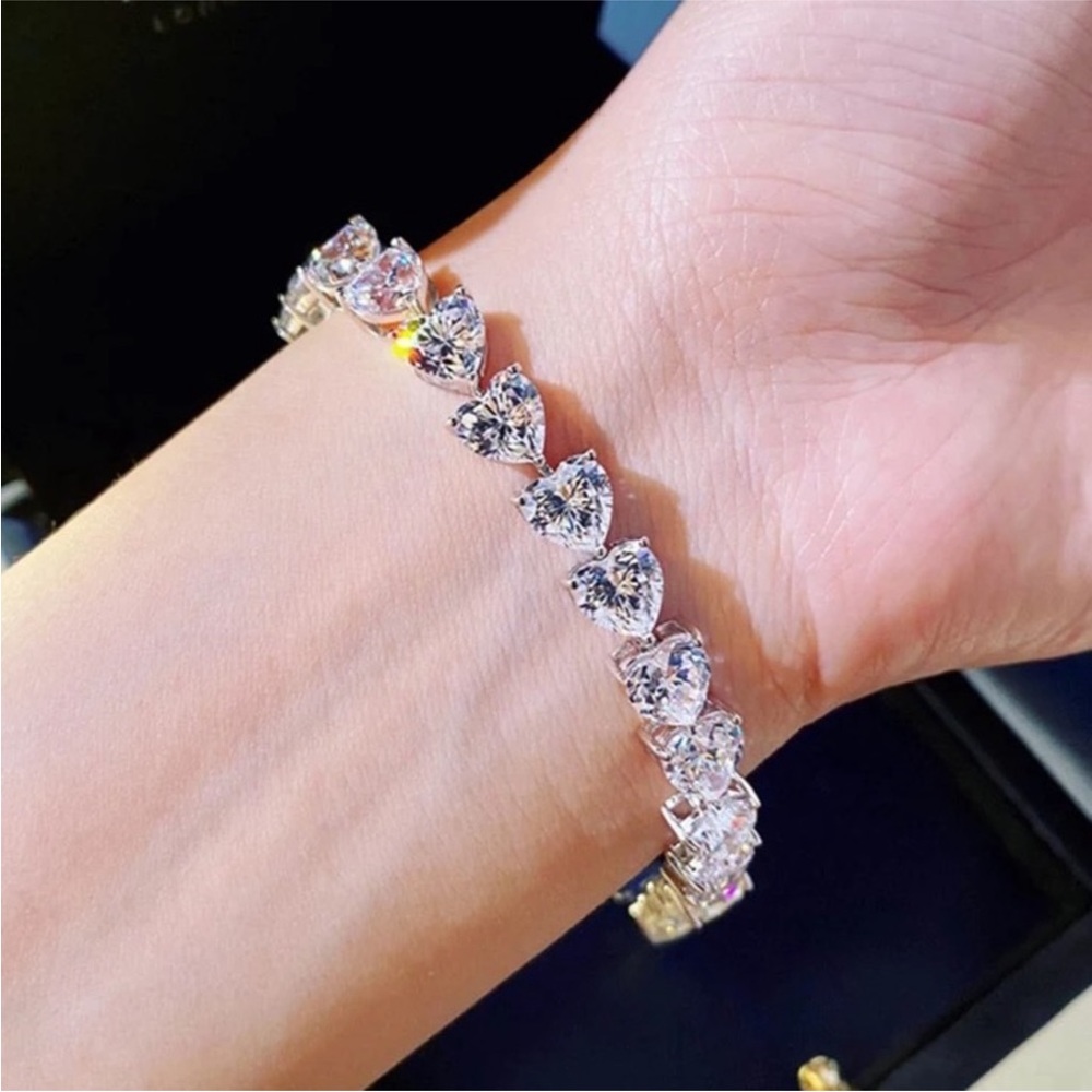 18k 30ct Heart Tennis Bracelet - Picture 13 of 17